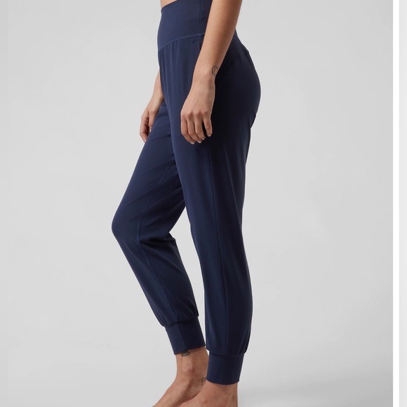 Athleta Salutation Jogger NWT - Picture 4 of 16